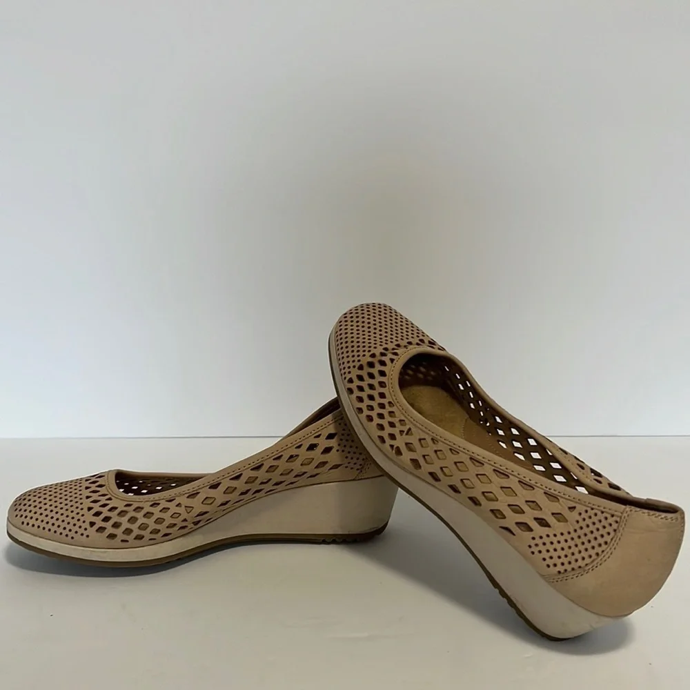 Naturalizer Brelynn N5 Comfort Tan Slip on Wedge shoe size 6.5M - Picture 2 of 11